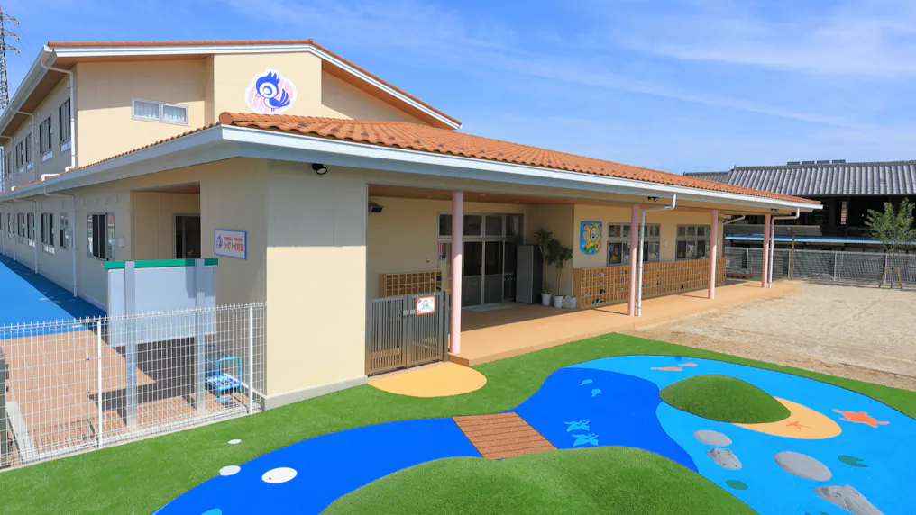 園内の調理室で地元素材を使っておいしい給食を提供