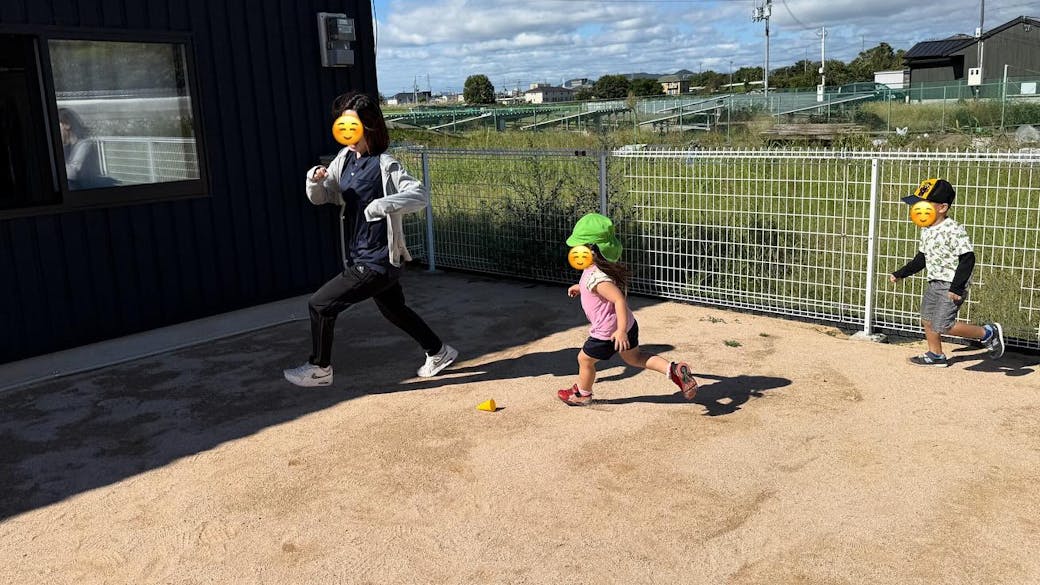 小規模事業所には珍しい専用園庭を完備