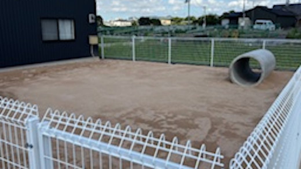 小規模事業所には珍しい専用園庭を完備