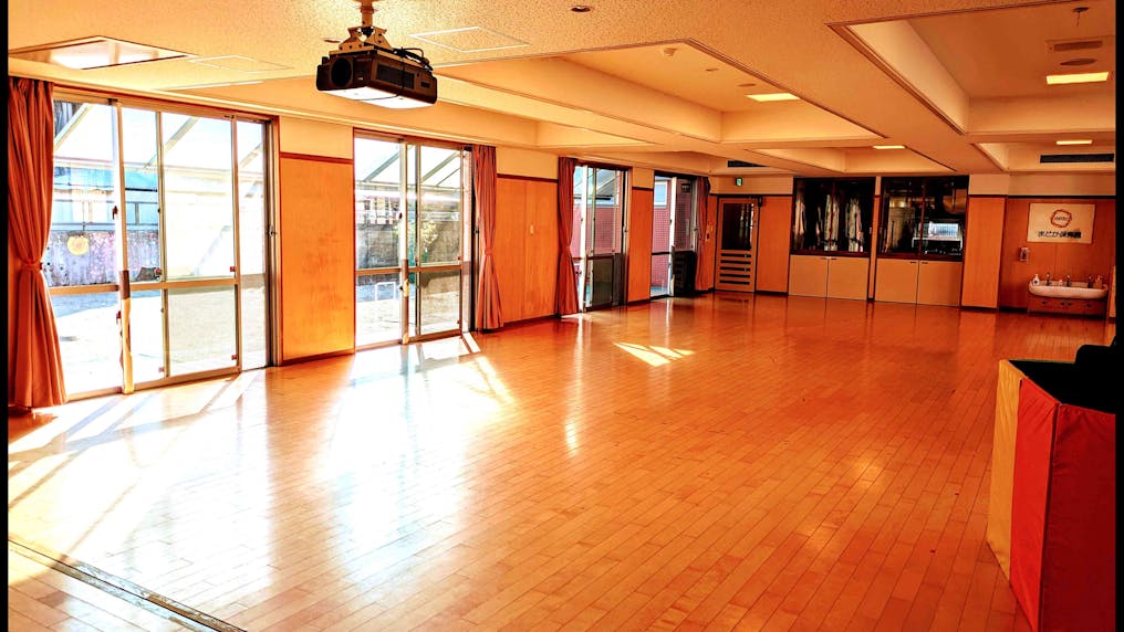 広いホールでのびのび活動できます。