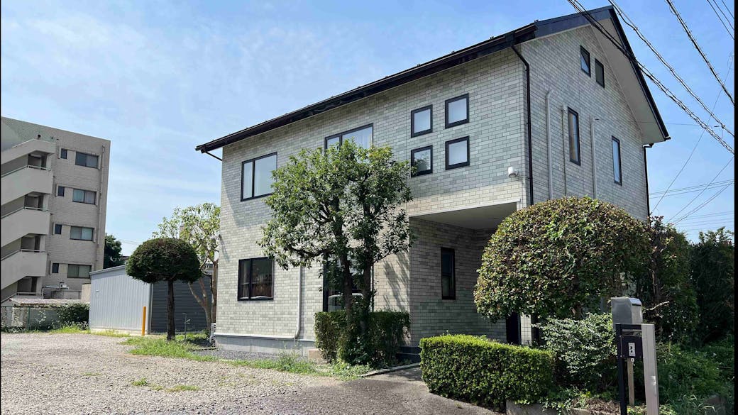 駅近なのに自然たっぷり。園庭と駐車場を備えた保育園です!