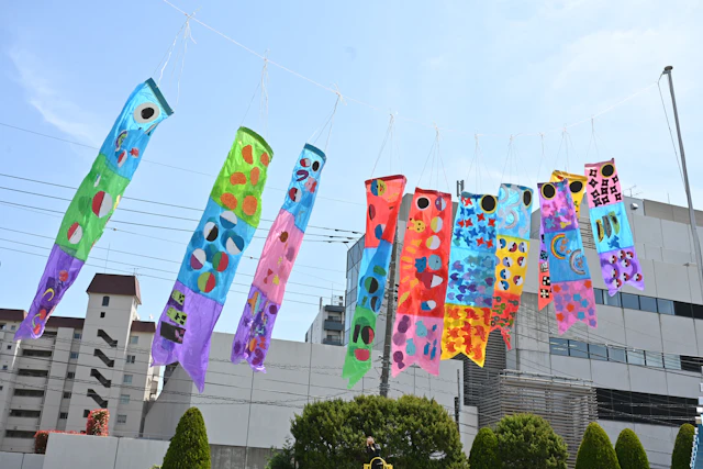調布幼稚園の園庭に、年長組のこいのぼり🎏が泳いでいます！