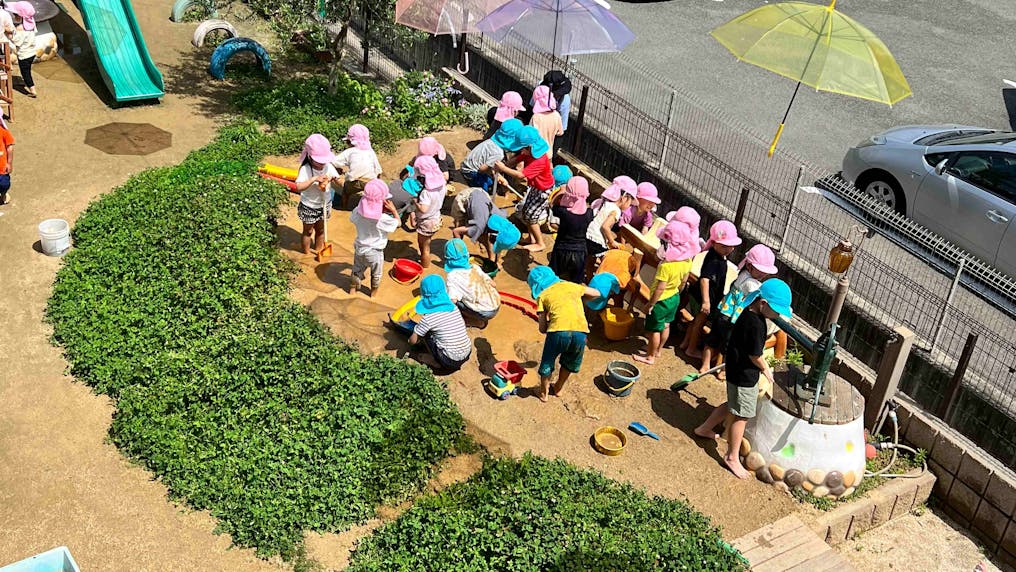 自然と一体になれる広い園庭と多彩なコーナー