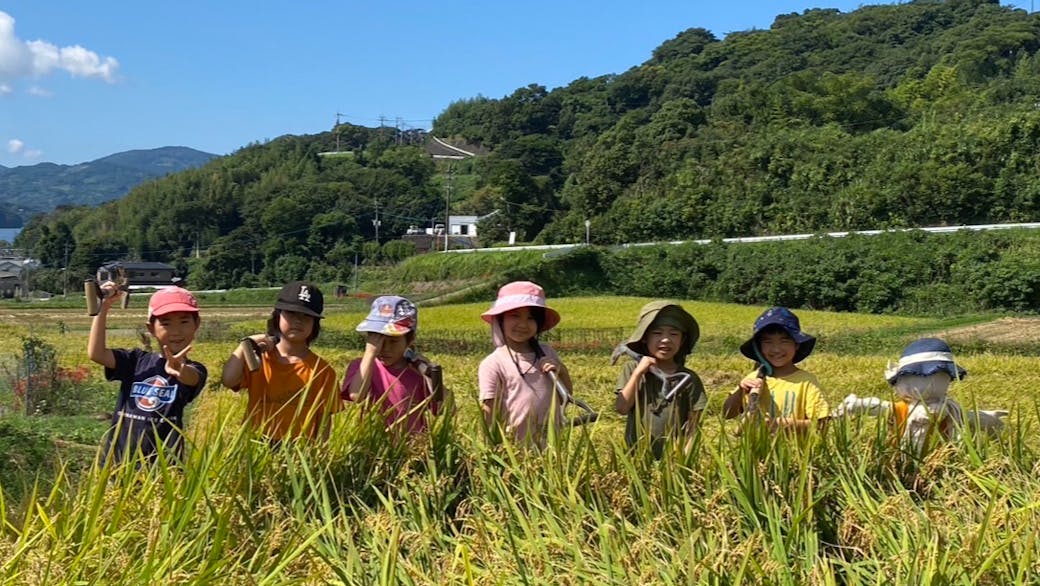 自然豊かな環境でのお散歩や、リズム遊びでしなやかな身体づくり