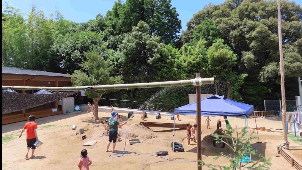 広い園庭でのびのび遊べます