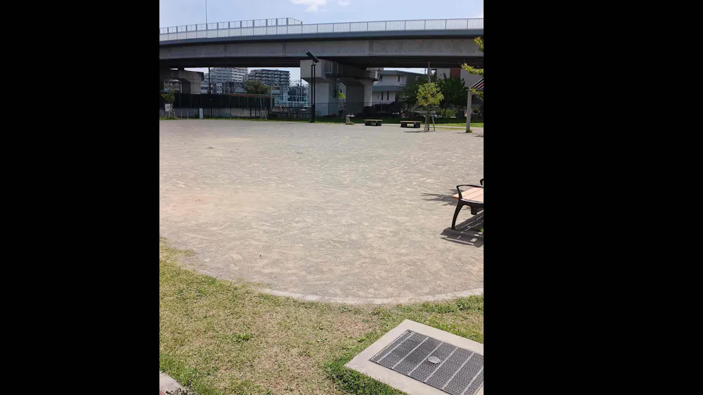施設の近くには大きな公園があります！