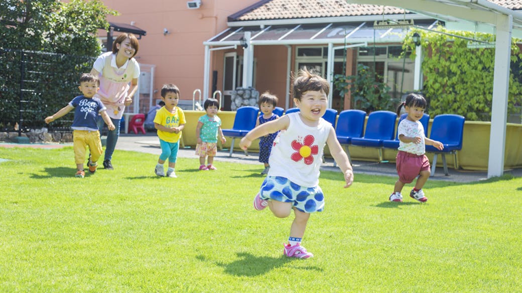 緑豊かな天然芝の園庭