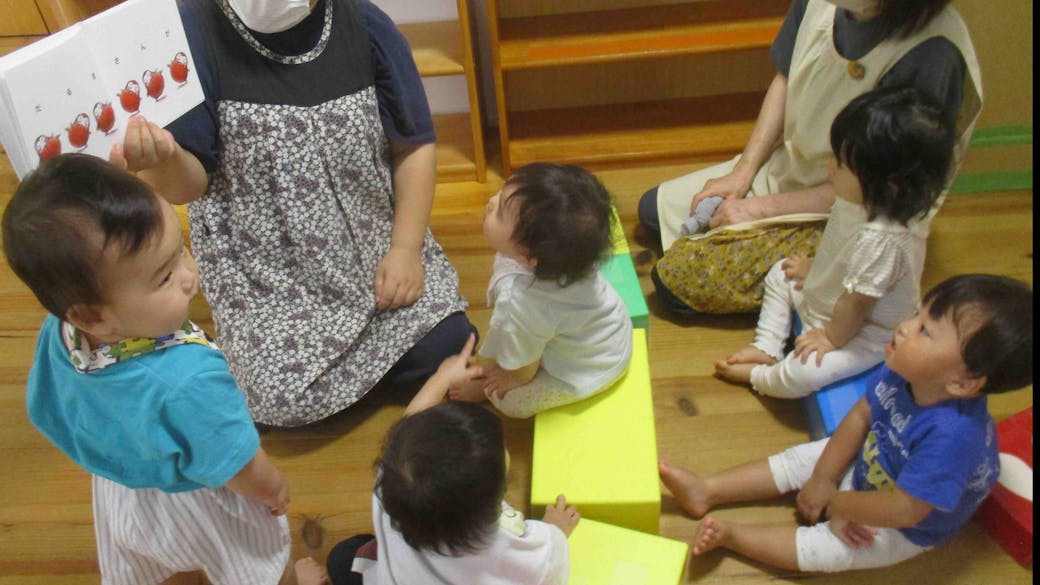 絵本の読み聞かせ