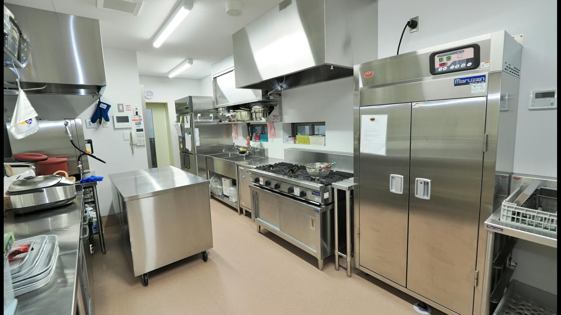 食事は子供の生活の基盤。温かい食事を新しい施設から毎日提供