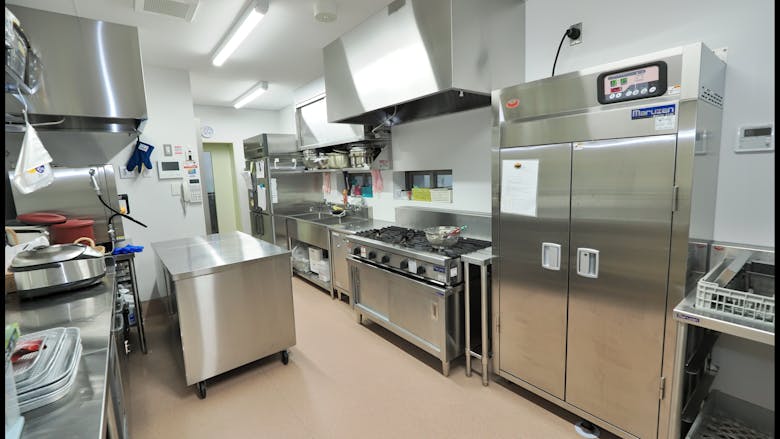 食事は子供の生活の基盤。温かい食事を新しい施設から毎日提供