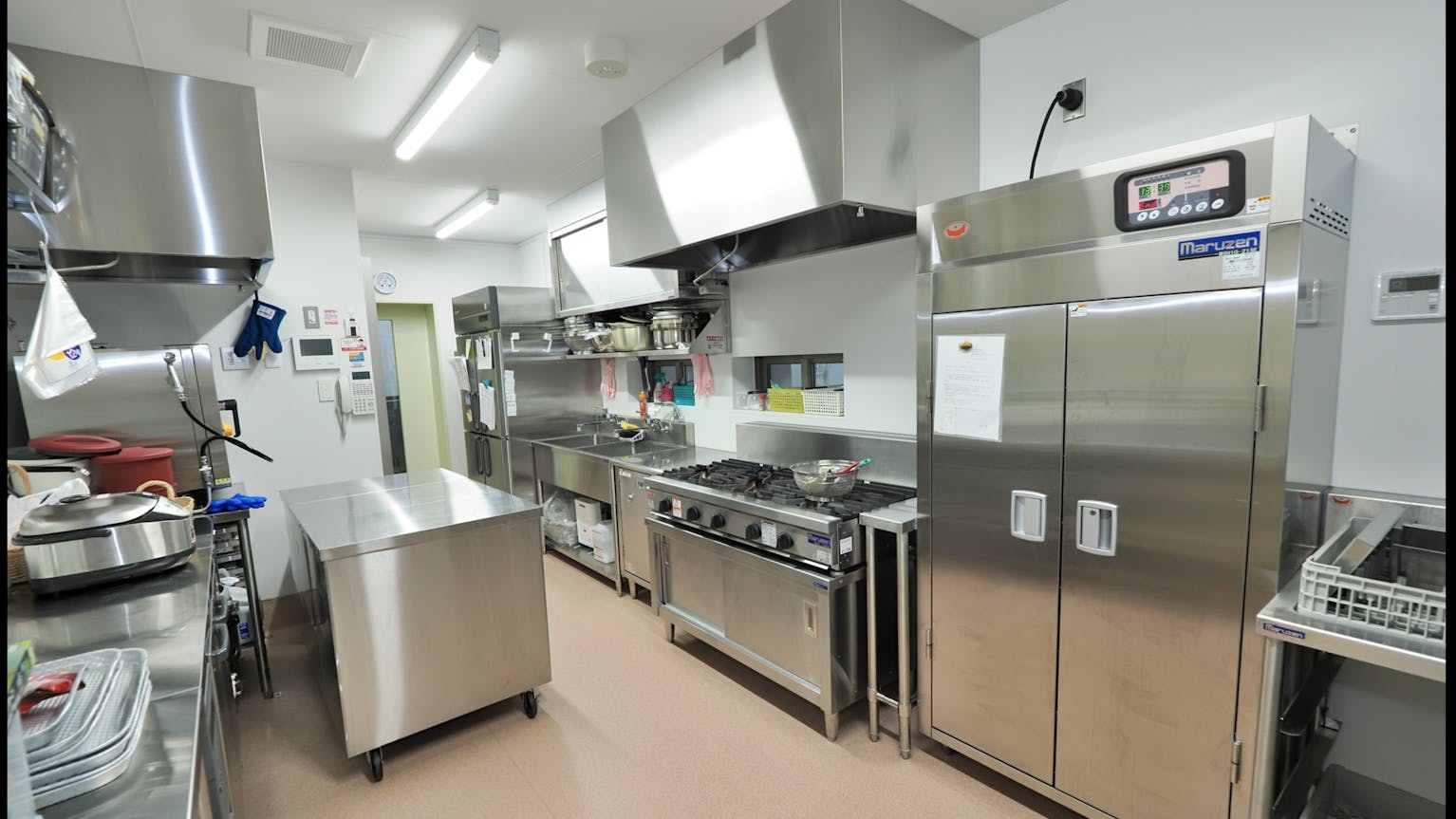 食事は子供の生活の基盤。温かい食事を新しい施設から毎日提供