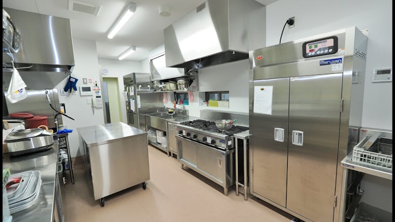 食事は子供の生活の基盤。温かい食事を新しい施設から毎日提供