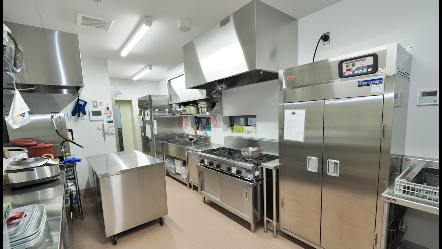 食事は子供の生活の基盤。温かい食事を新しい施設から毎日提供