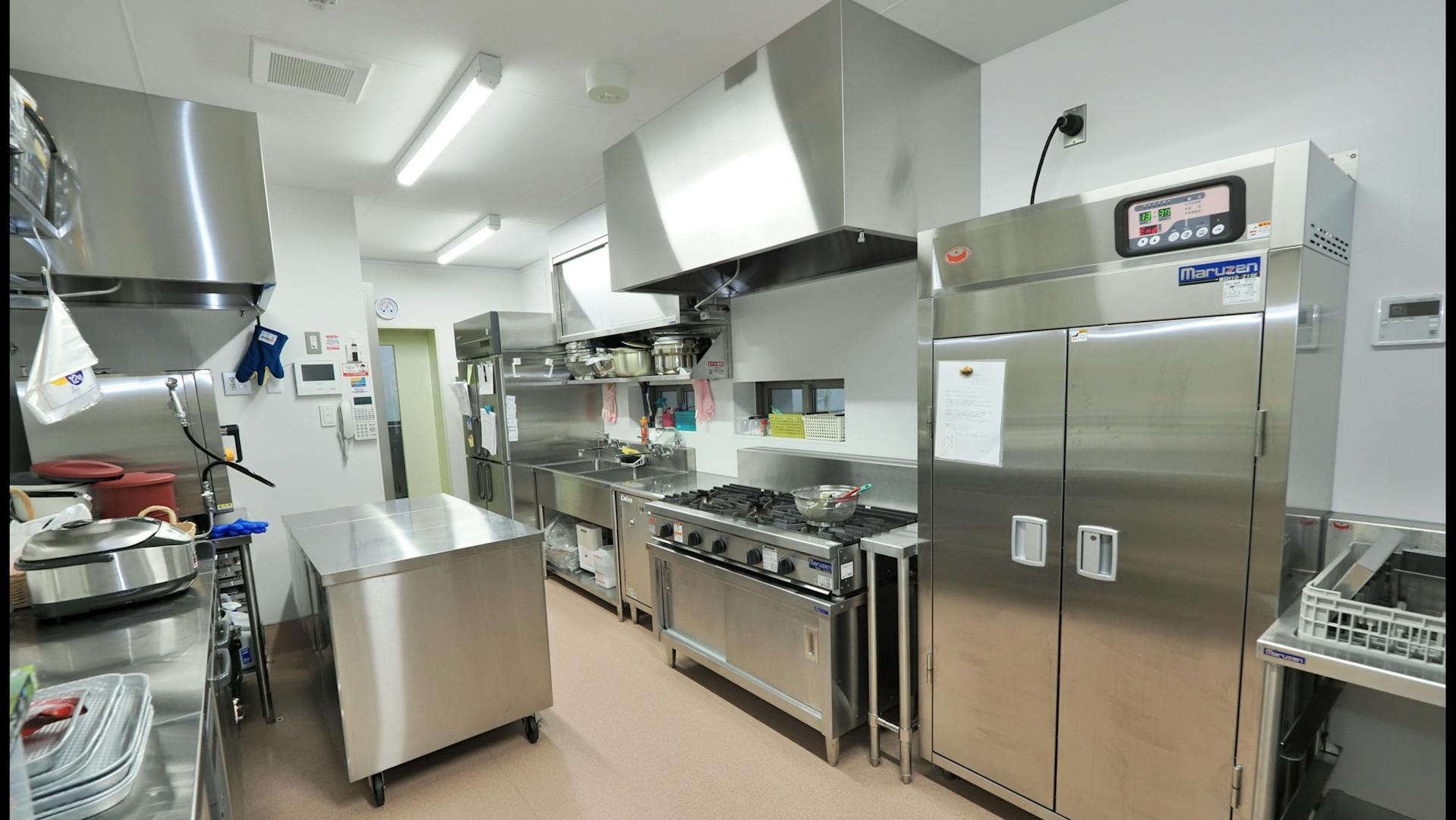 食事は子供の生活の基盤。温かい食事を新しい施設から毎日提供