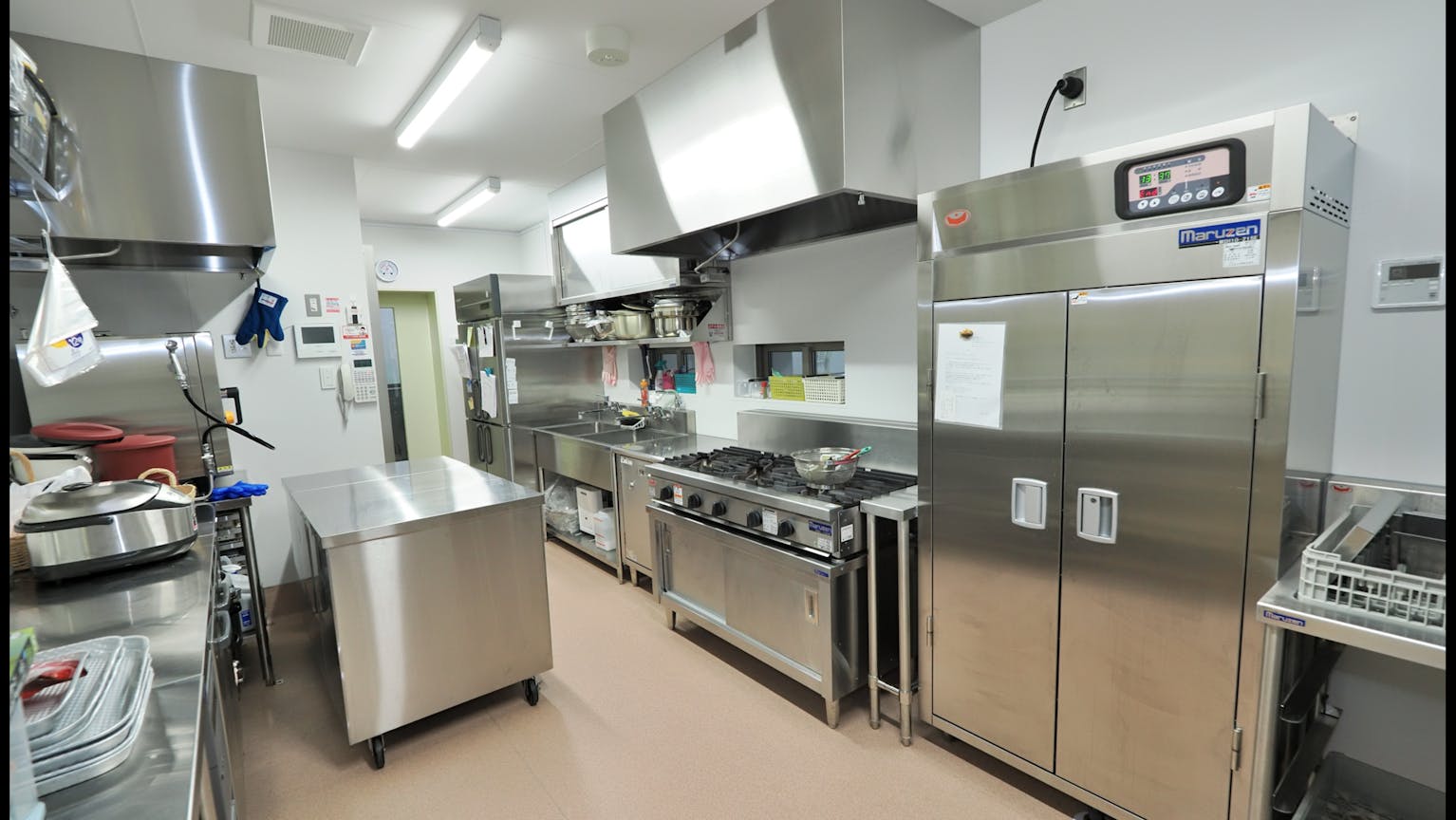 食事は子供の生活の基盤。温かい食事を新しい施設から毎日提供