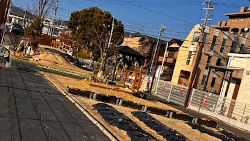 広い園庭でのびのび（施設の隣にあります）