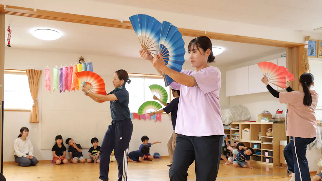 子どもと楽しむために、職員も本気で踊る