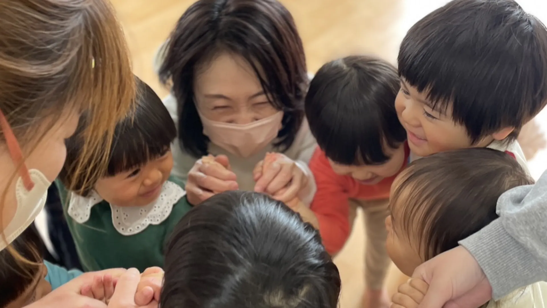 企業主導型保育園の保育士／自分らしさ100%。12名の子に、