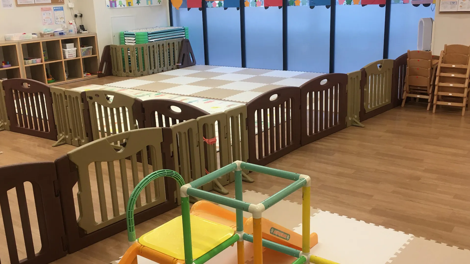 勤務は、4勤３休です。　年間休日　１６０日です。