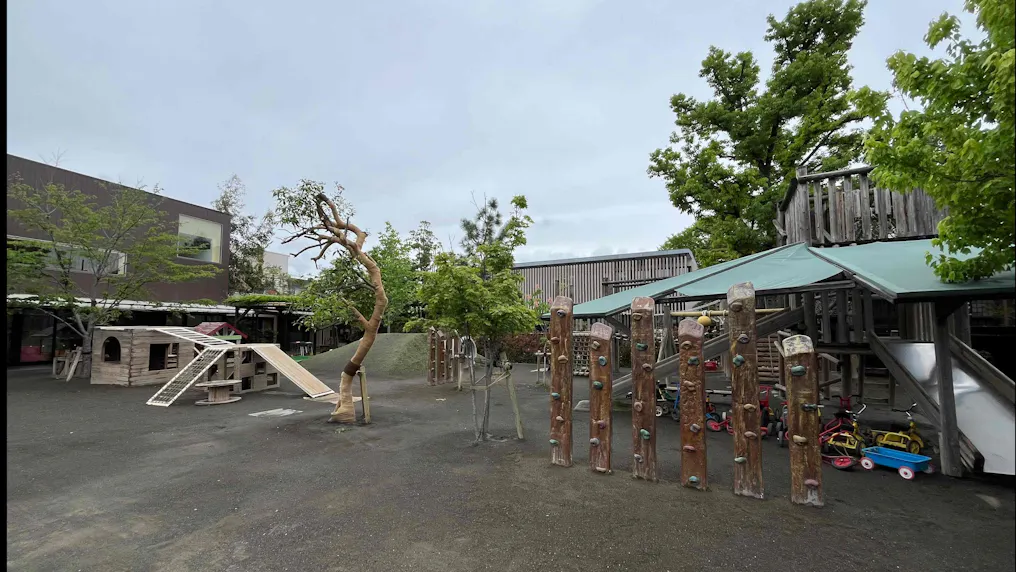 緑豊かでこだわりの遊具がある園庭