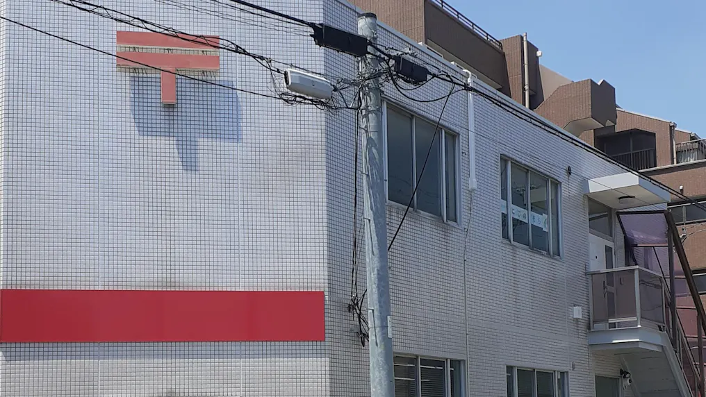 にじのそらは、昭和区の北山郵便局が入っているビルの２階です。