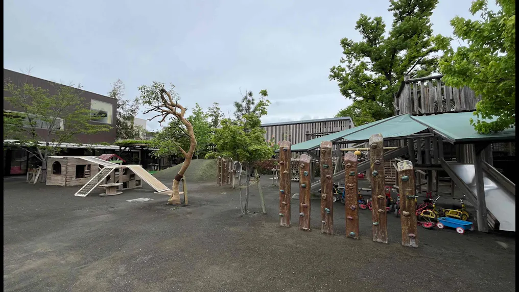緑豊かでこだわりの遊具がある園庭