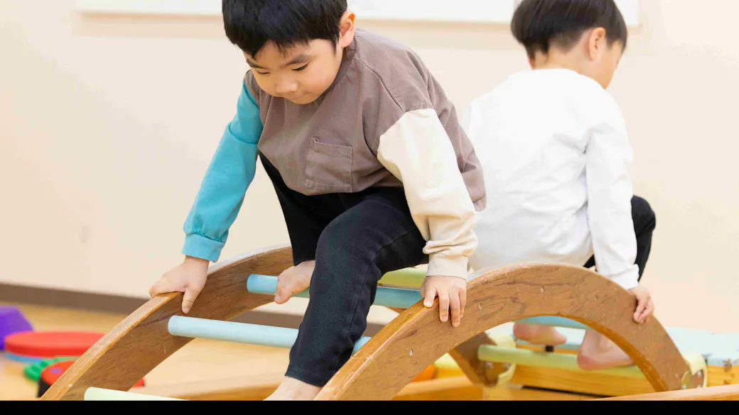 オリジナル遊具「巧技台」でパルクール。
