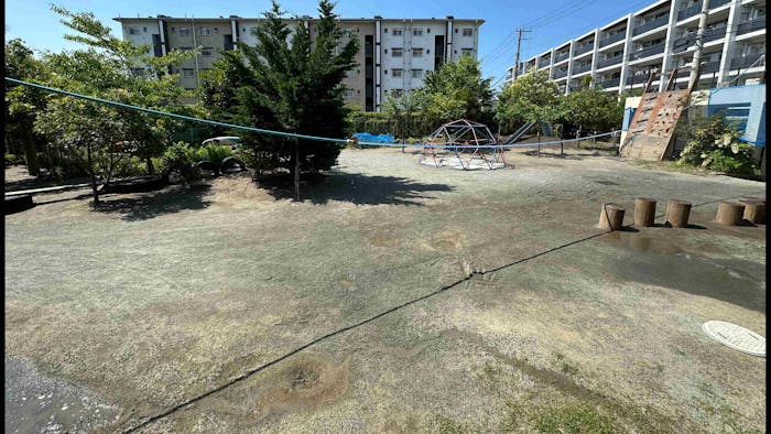 広い園庭、９個のアトリエがある園舎、豊かな自然環境