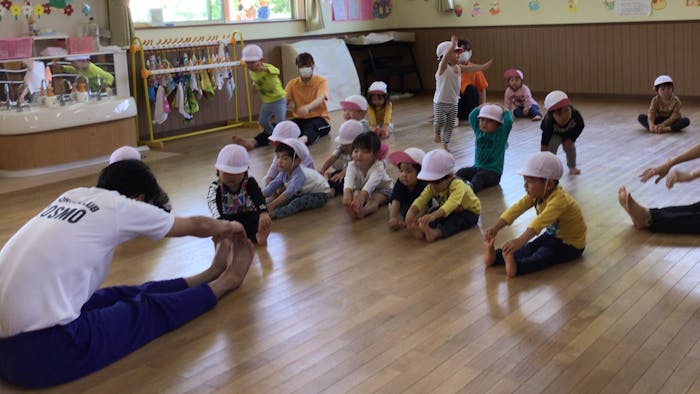 2歳児は体操指導と英会話の活動があります