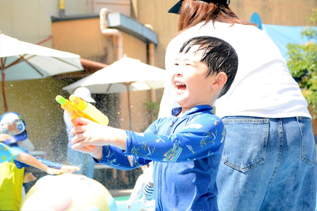 夏は室内で水遊びをしています！