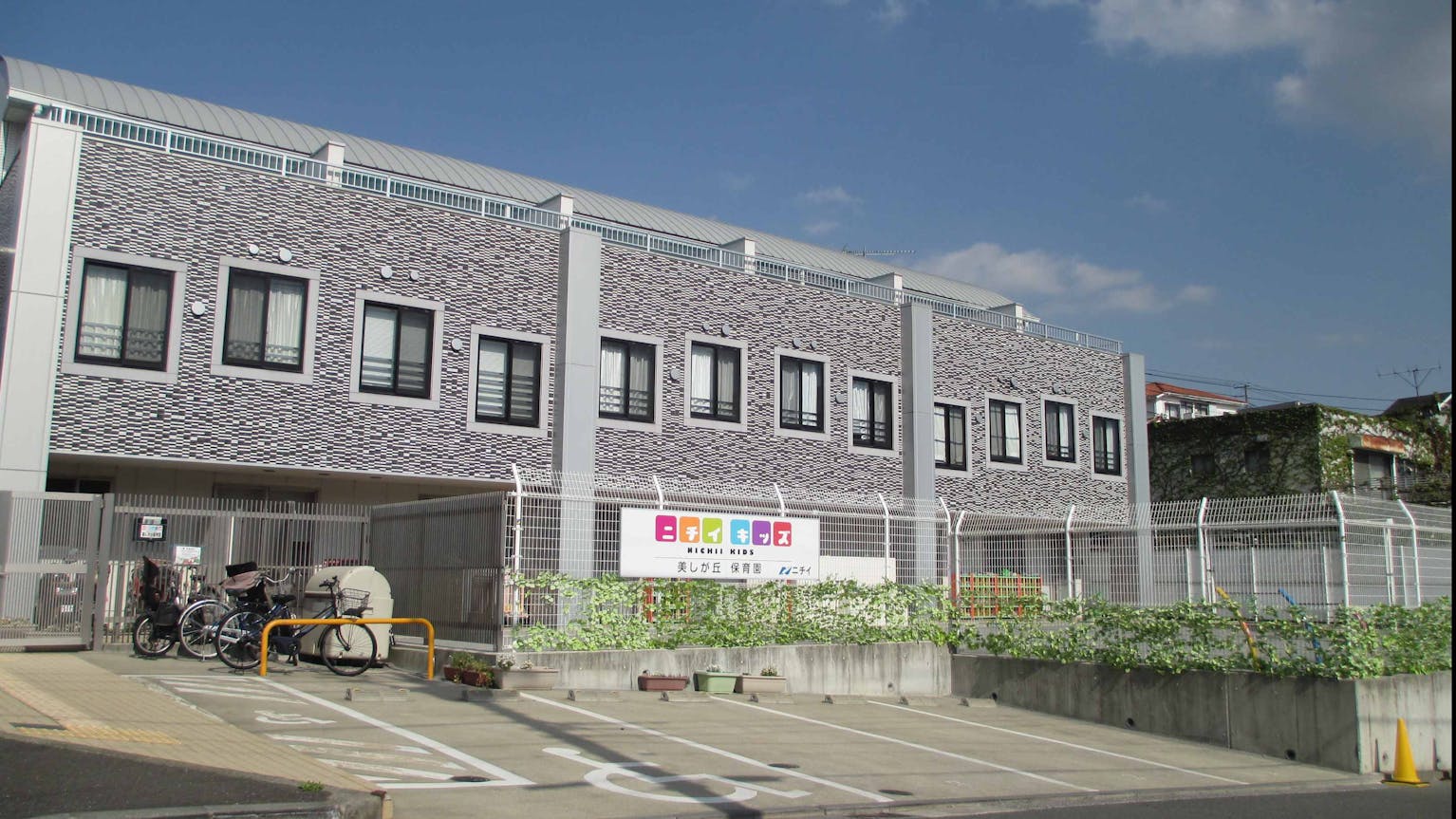 園庭でのびのびと過ごせる☆日当たりもよく明るい保育園です♪