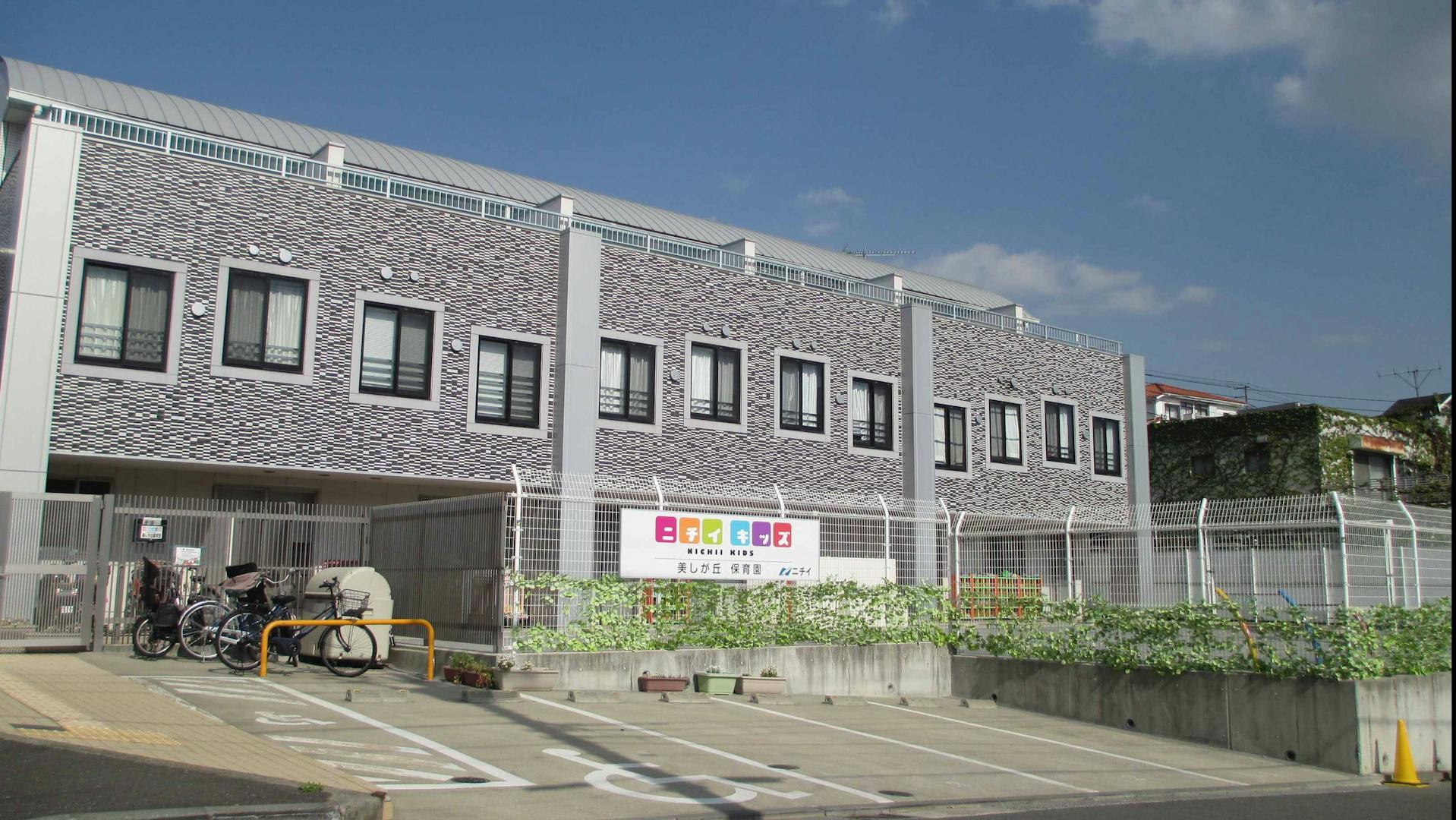 園庭でのびのびと過ごせる☆日当たりもよく明るい保育園です♪