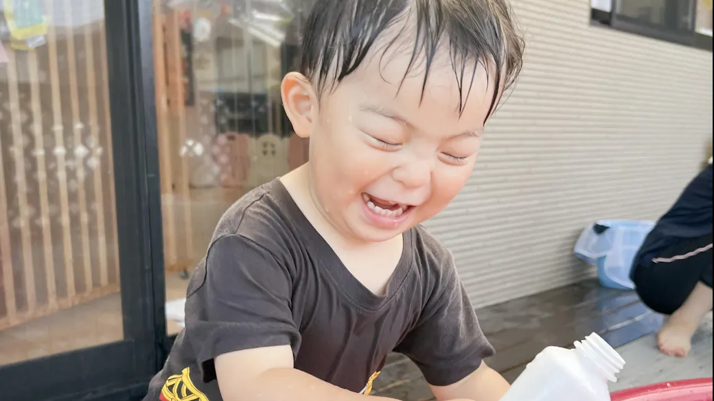 夏にはお友達と元気に水遊び