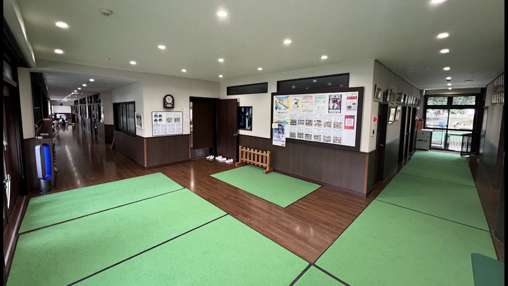 広々とした落ち着いた雰囲気の園舎