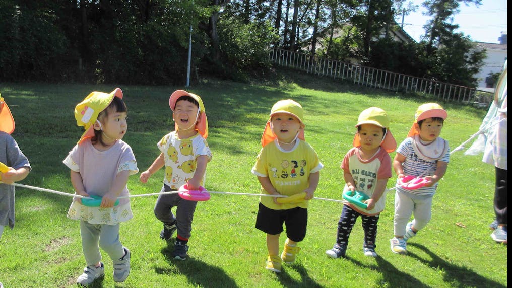 となりに公園があります。