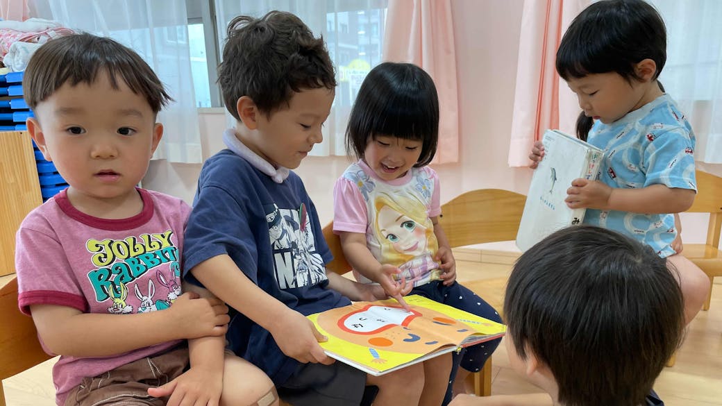 絵本の読み聞かせや素話など、豊かな心の育みを大事にします。