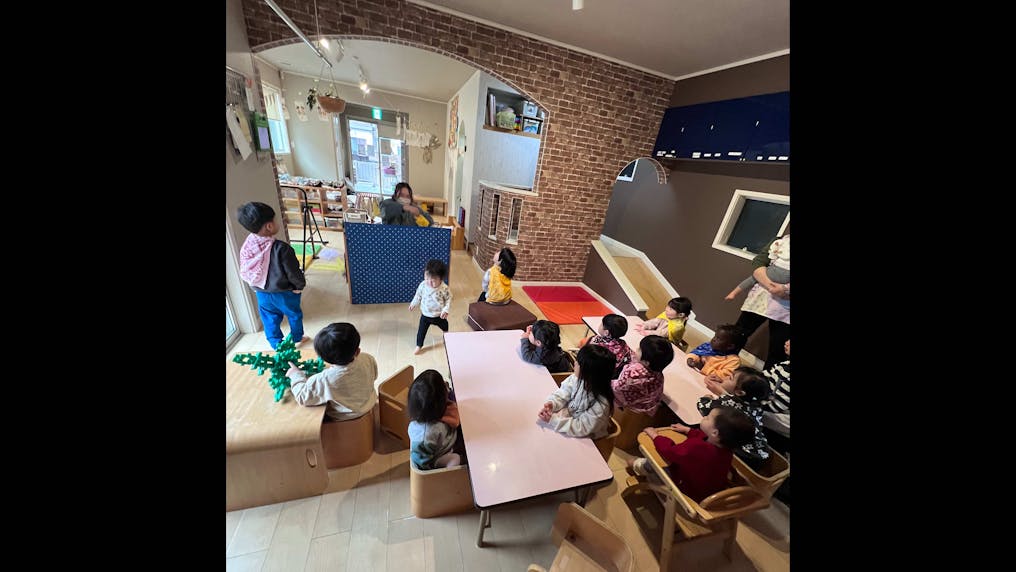 カフェのような落ち着いた雰囲気の室内