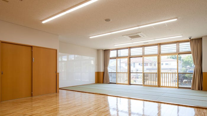 改築して数年のため、きれいで広々とした保育室です