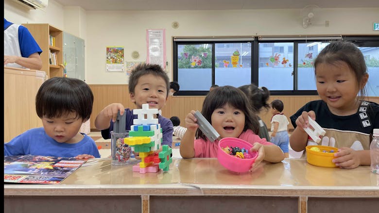 子どもの笑顔と職員の笑顔が一杯!