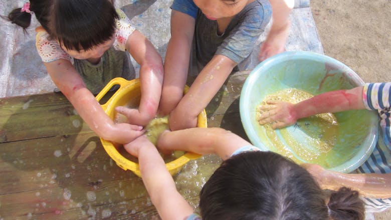 保育士も、子どもたちも一緒にどろんこになって遊ぶ保育園です！